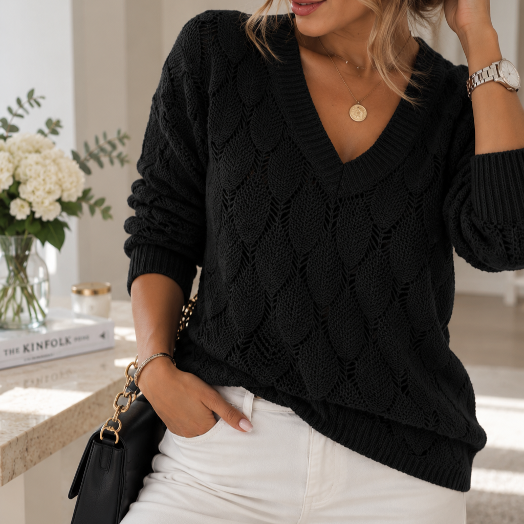 Pull femme noir en maille ajourée à col V