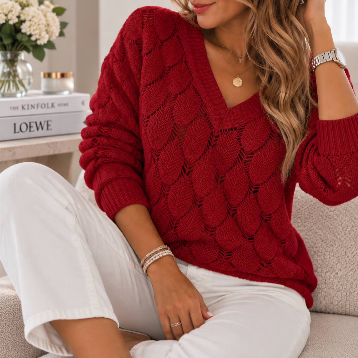 Pull femme rouge en maille ajourée à col V