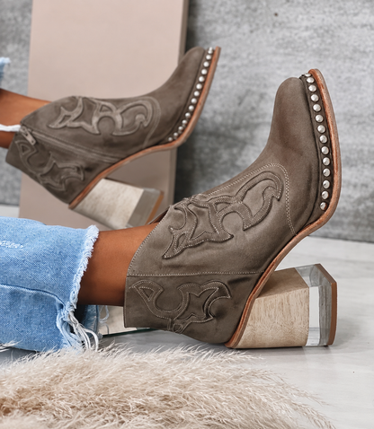 Bottines femme kaki foncé style western à talon carré avec motifs brodés et clous métalliques
