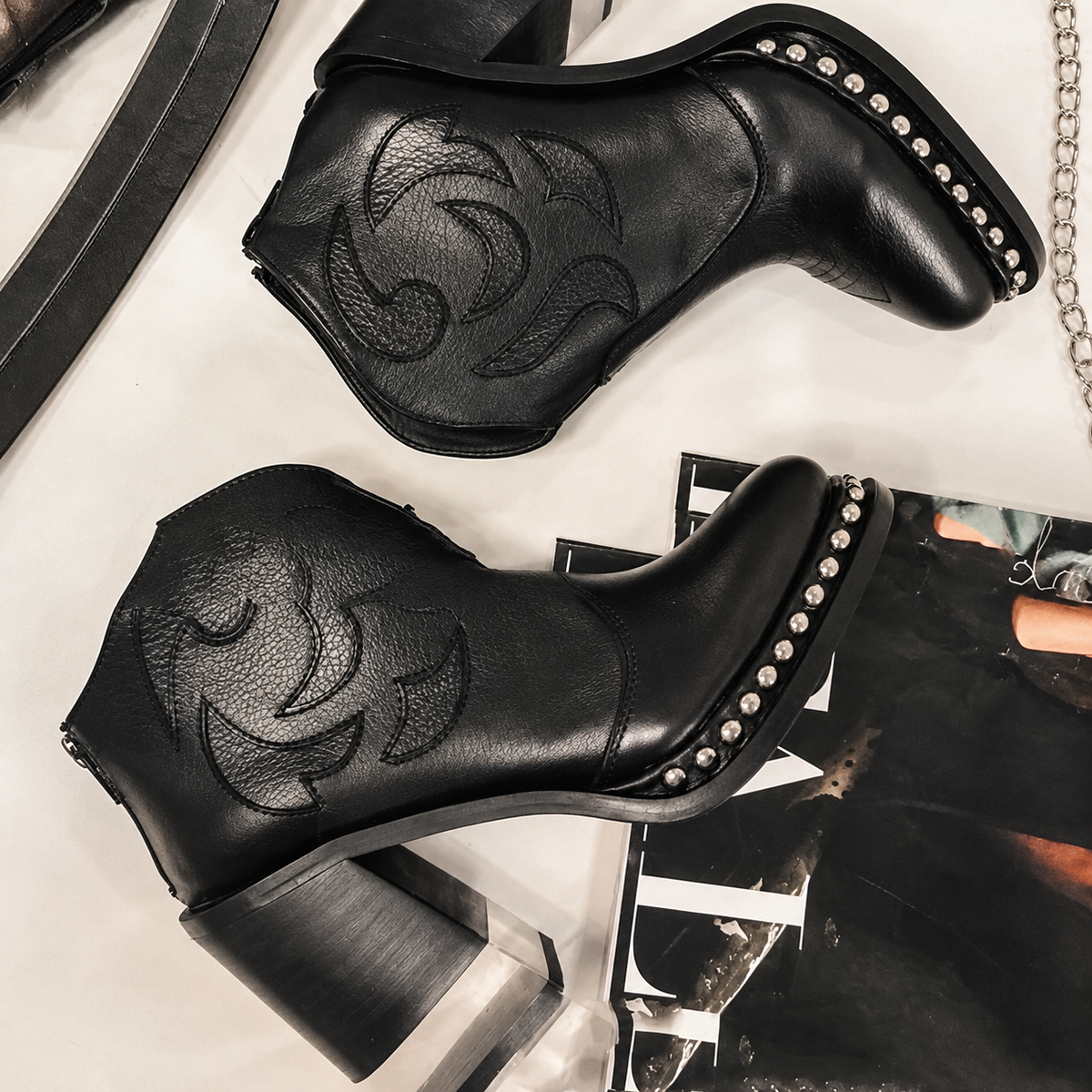 Bottines femme noires style western à talon carré avec motifs brodés et clous métalliques