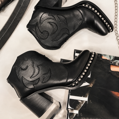 Bottines femme noires style western à talon carré avec motifs brodés et clous métalliques