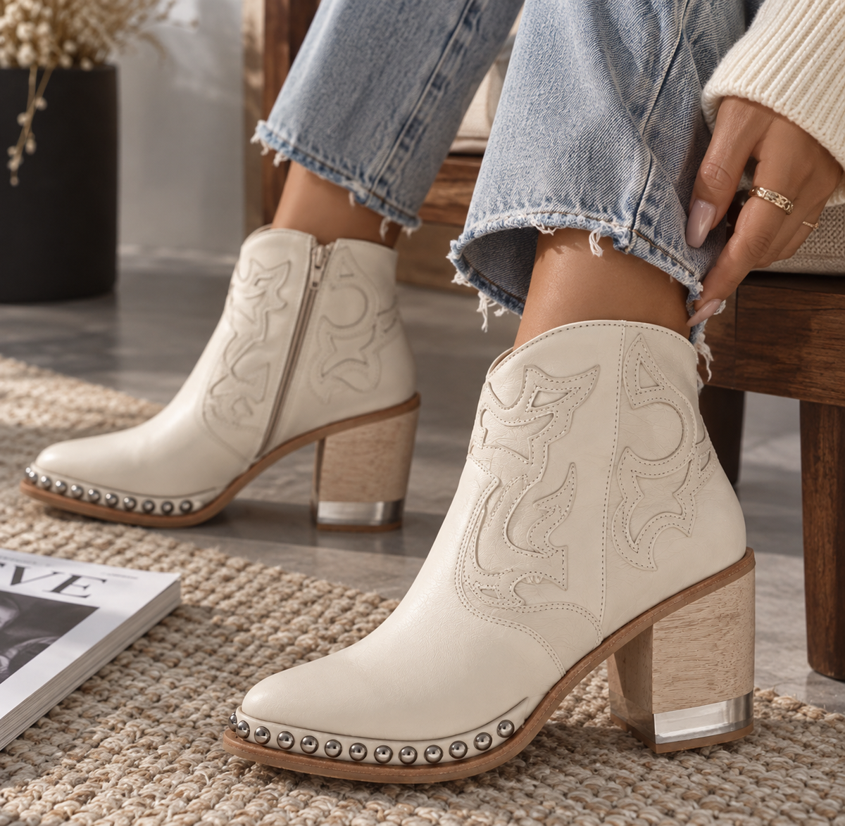 Bottines femme beige style western à talon carré avec motifs brodés et clous métalliques