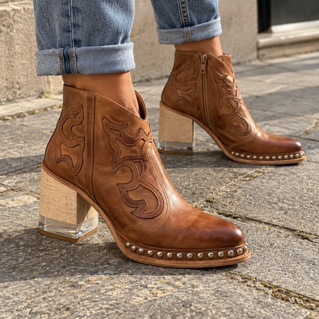 Bottines femme marron style western à talon carré avec motifs brodés et clous métalliques