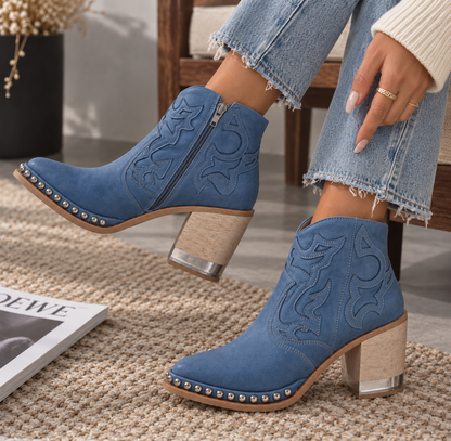 Bottines femme bleu denim style western à talon carré avec motifs brodés et clous métalliques