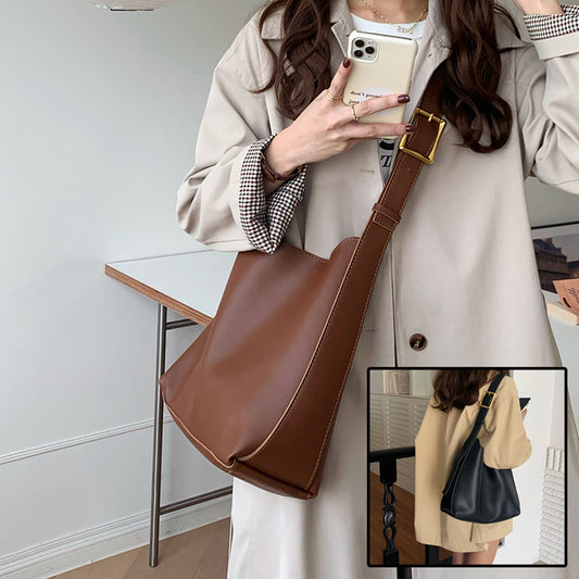 Sac femme marron porté avec une tenue élégante